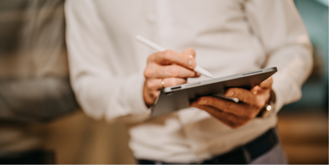 mann-am-tablet-mit-stift